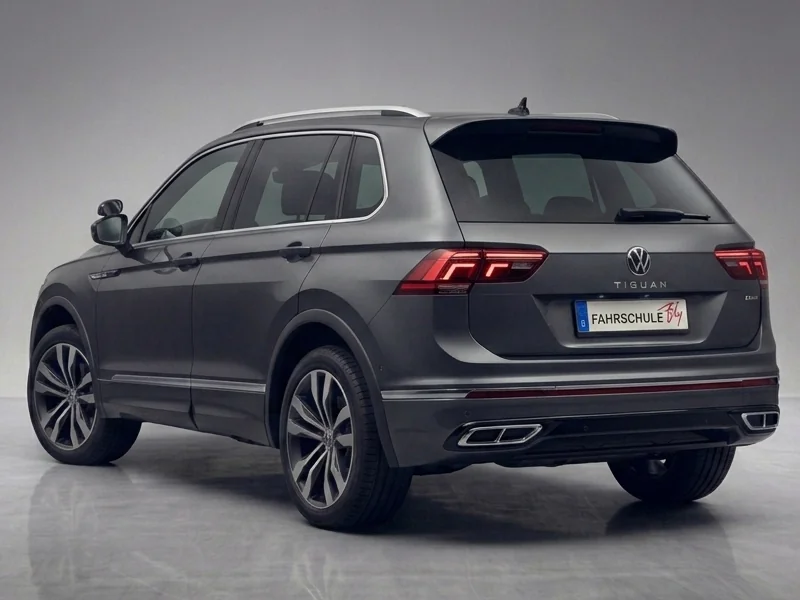 VW Tiguan (Automatik) - Ansicht von hinten links